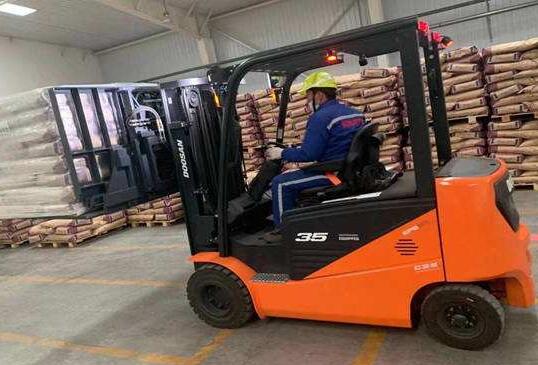 叉車租賃 在客戶現(xiàn)場(chǎng)